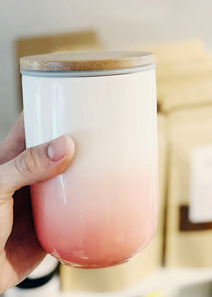 Tasse à infusion rose et blanche avec couvercle en bambou